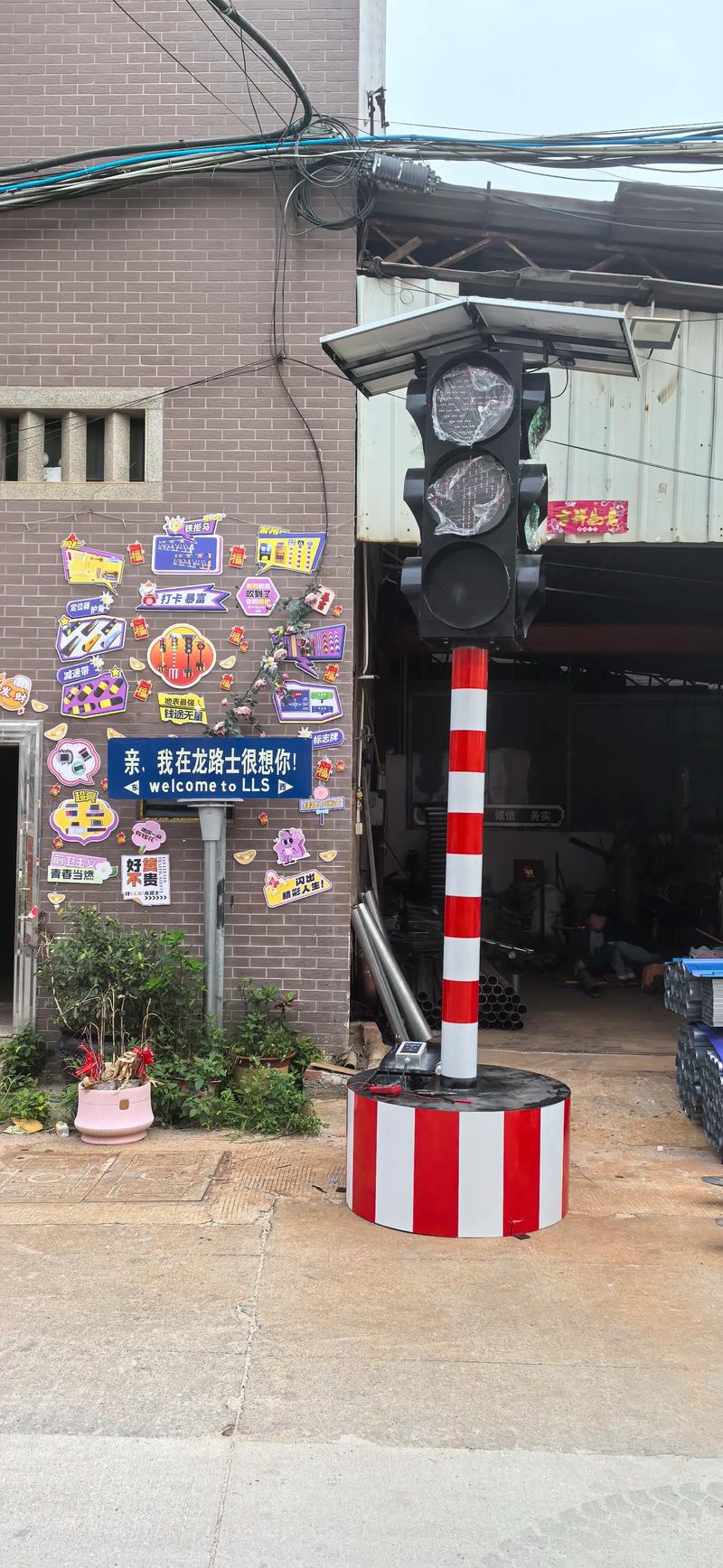 专业交通设施厂家——太阳能警示柱、LED标志牌、铝合金定位器与交通标牌一站式解决方案